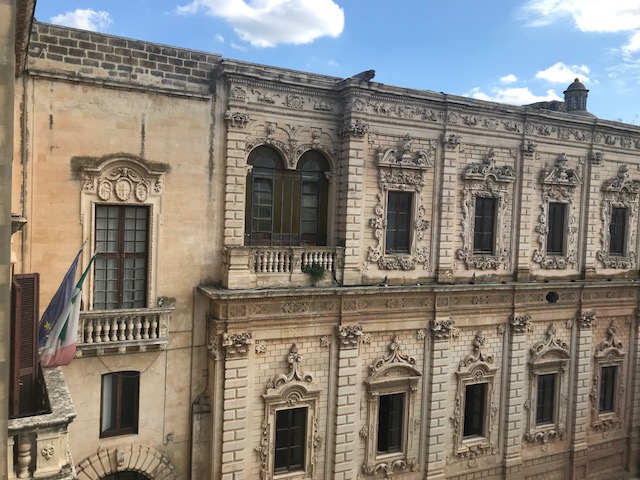 “Metamorfosi della natura. La morte degli ulivi”: a Palazzo dei Celestini la donazione dell’opera del Liceo artistico Ciardo Pellegrino