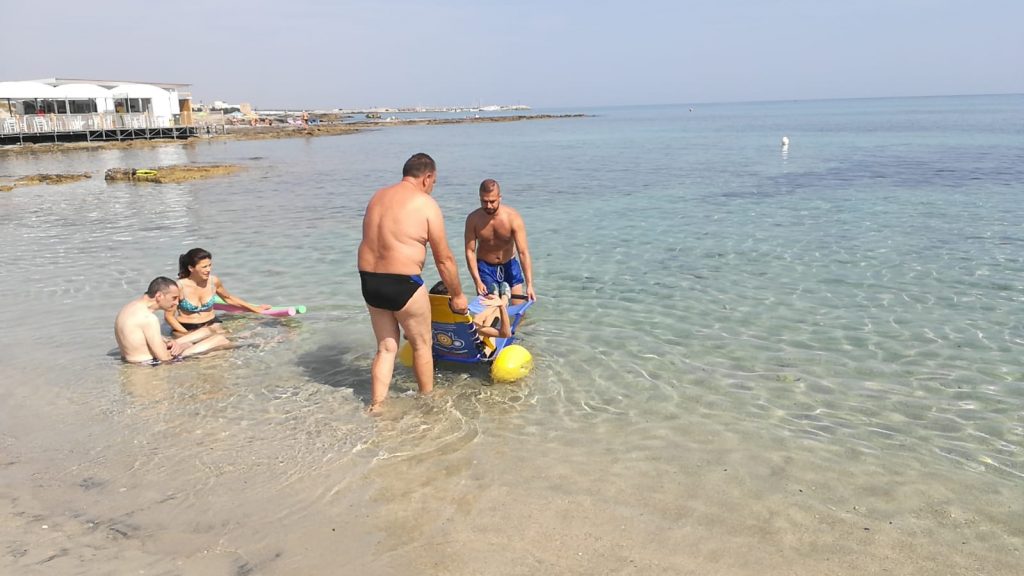 Spiaggia attrezzata per la fisioterapia in mare: da domani al via “Il mare di tutti” dedicato alle persone con sclerosi multipla