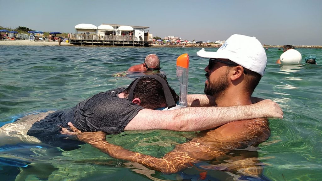 Spiaggia attrezzata per la fisioterapia in mare: da domani al via “Il mare di tutti” dedicato alle persone con sclerosi multipla