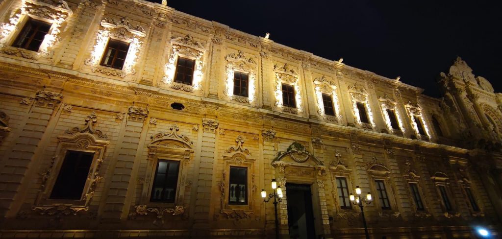 Palazzo dei Celestini e Adorno risplendono di nuova luce: questa sera la prima accensione del nuovo impianto di illuminazione artistica con Minerva, Enel X e le autorità civili e religiose