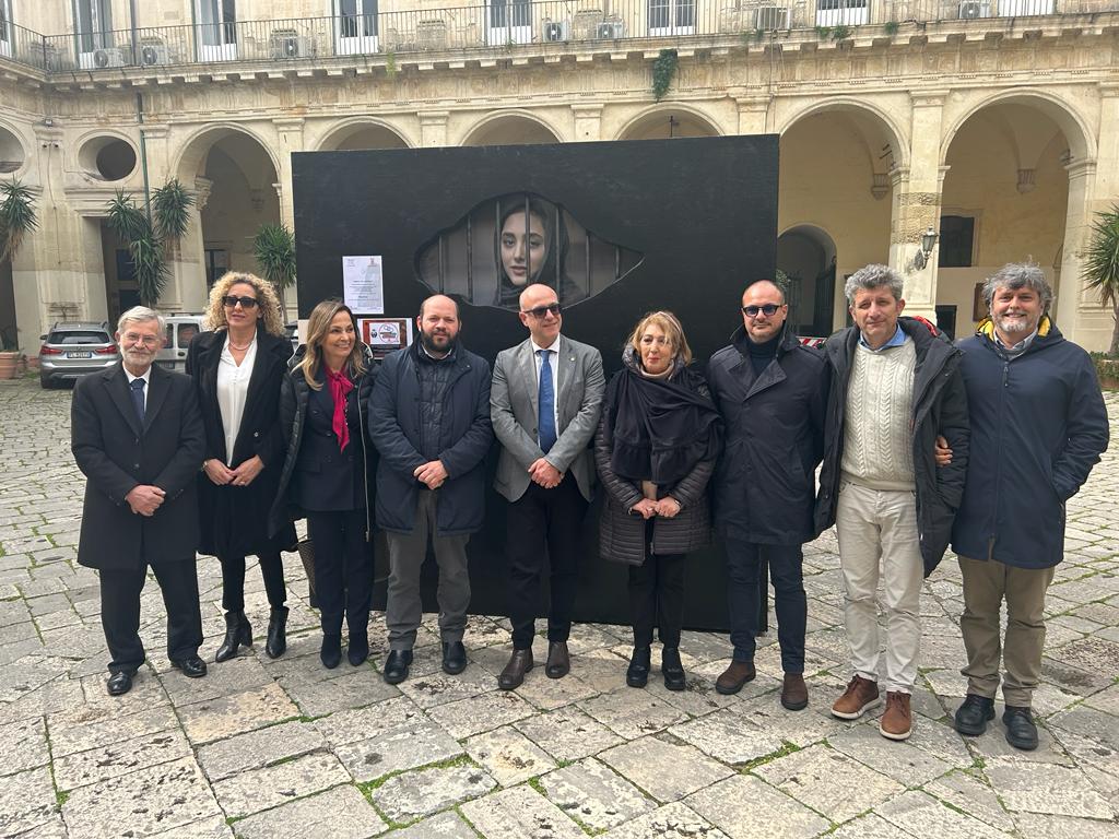 “Donna, vita, libertà”: inaugurata nell’atrio di Palazzo Celestini “Mahsa” l’opera artistica itinerante voluta da Provincia e Cpo