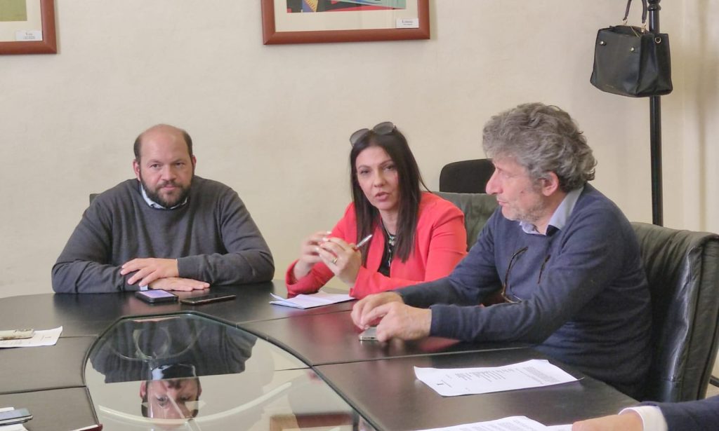 PNRR e altri strumenti di finanziamento: la Provincia attiva il coordinamento territoriale. Oggi a Palazzo Adorno l’insediamento del Tavolo provinciale con Unisalento, Sindacati e Comuni