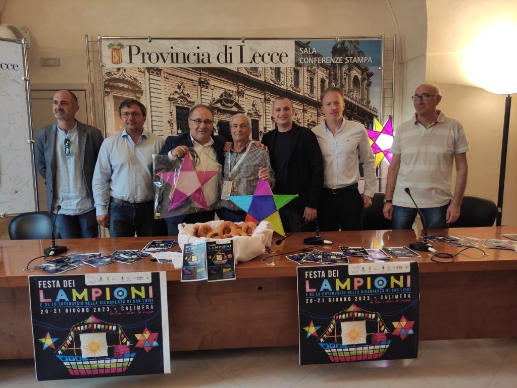 Calimera pronta a risplendere con le luci e i colori della “Festa dei lampioni e de lu cuturusciu”