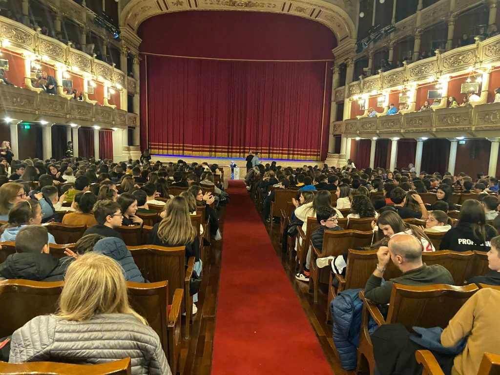 “Madama Butterfly”, la prima domani al Politeama, poi repliche il 2 e 3 dicembre. Oggi intanto pienone allo spettacolo per gli studenti e nel pomeriggio l’“Ouverture” di introduzione all’opera