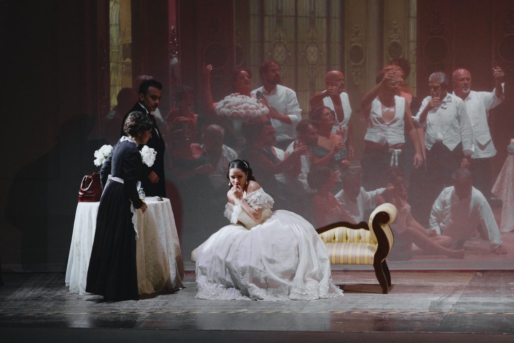 Violetta e Alfredo in scena domani per la terza recita dell’opera lirica “La traviata” di Verdi. Biglietti al botteghino e online