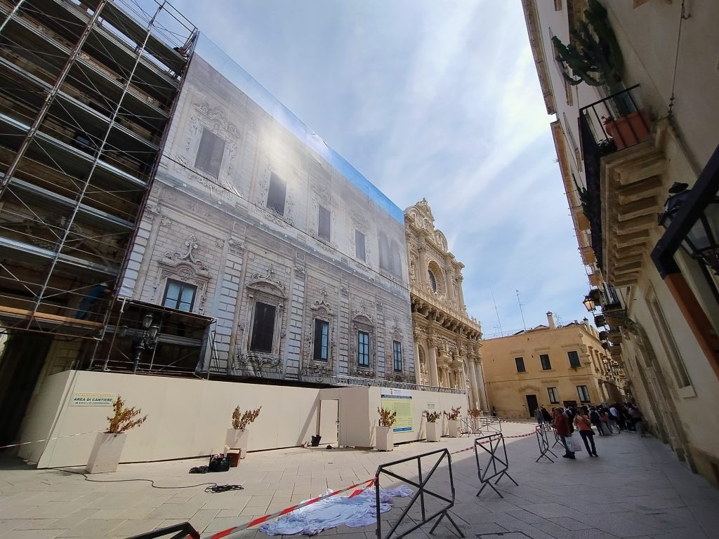 Palazzo dei Celestini si “riveste”: al via i lavori per installare la copertura grafica a protezione dei lavori di restauro della facciata
