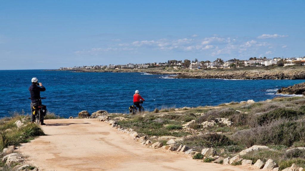 Nasce la Ciclovia del Salento Ionico: il 19 aprile, a Palazzo Adorno, la presentazione del percorso a tappe lungo 300 km