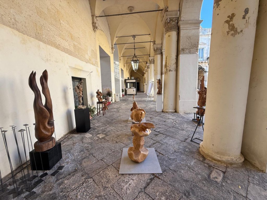 “RigeneriAmo il Salento”: nell’atrio di Palazzo Celestini la mostra di sculture in ulivo visitabile fino all’8 giugno