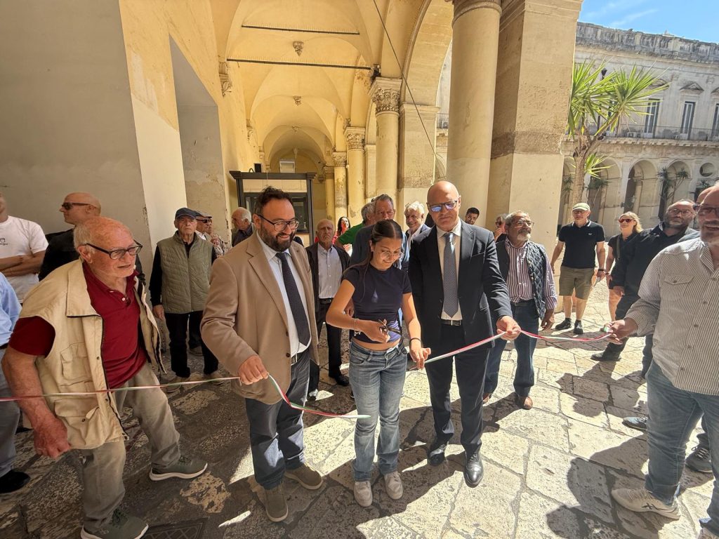 “RigeneriAmo il Salento”: inaugurata oggi nell’atrio di Palazzo Celestini la mostra di sculture in ulivo visitabile fino all’8 giugno