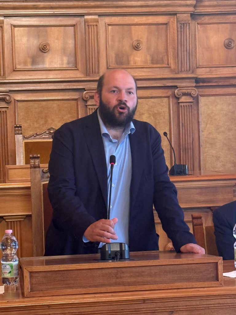 Il presidente della Provincia Stefano Minerva saluta monsignor Seccia e dà il benvenuto al vescovo Panzetta