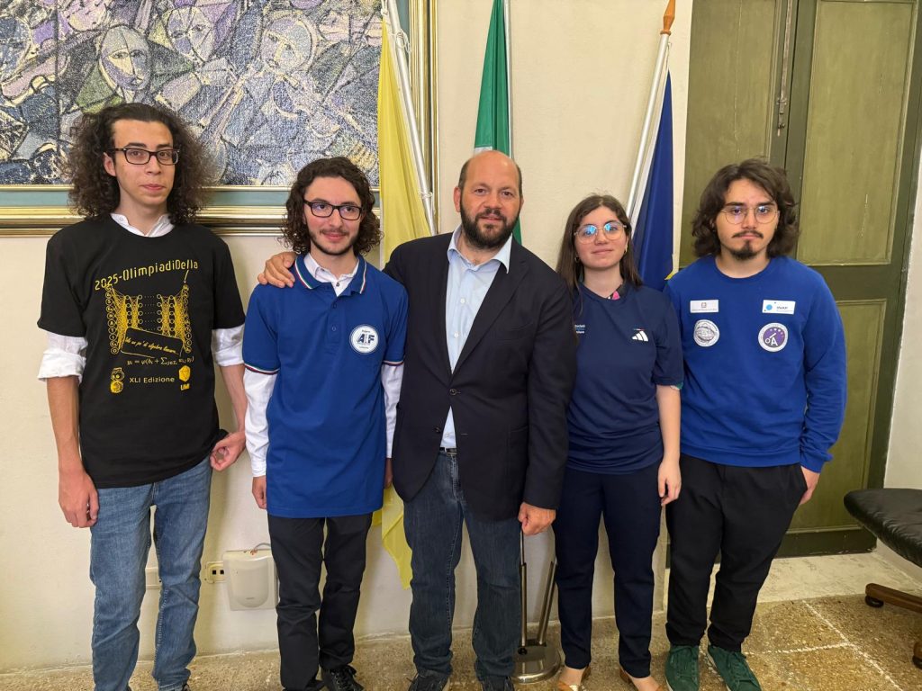 “Siete l’orgoglio del Salento nel mondo”: Minerva ha accolto a Palazzo Adorno i quattro studenti che rappresenteranno l’Italia alle Olimpiadi internazionali in materie scientifiche