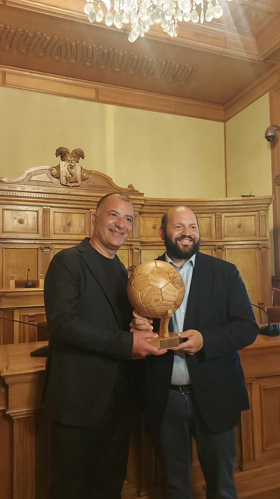 La Provincia, insieme a tutti i Comuni salentini,  dice grazie all’US Lecce: a Palazzo dei Celestini il presidente Stefano Minerva consegna a Saverio Sticchi Damiani un portafortuna simbolico di legno d’ulivo