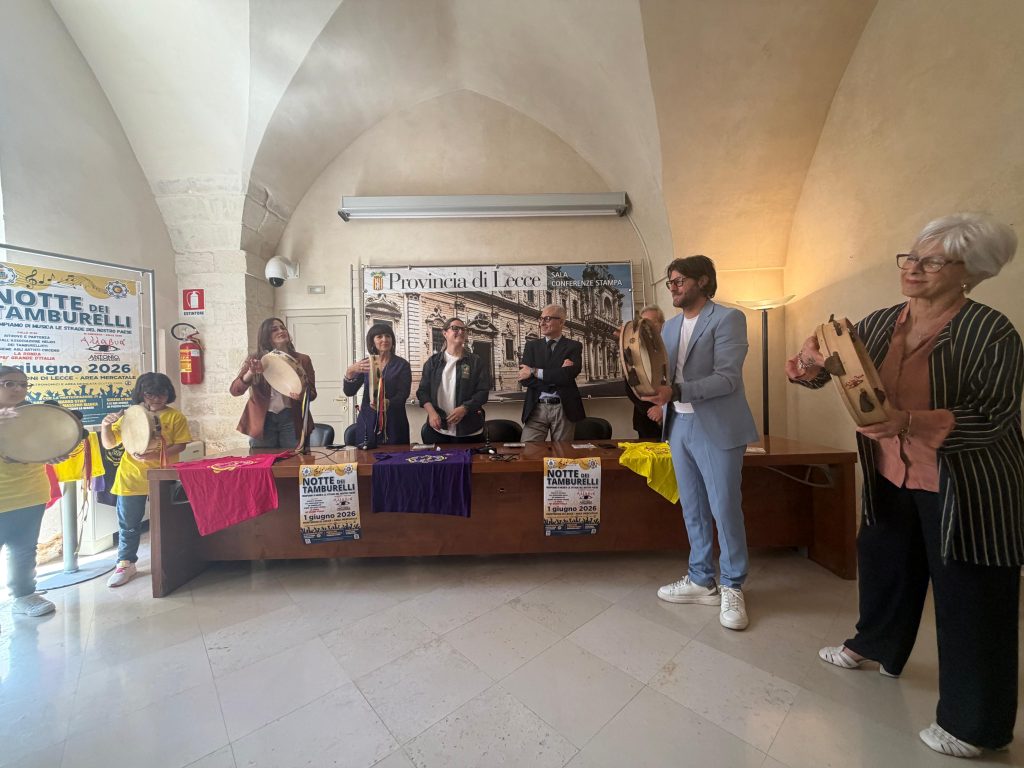 I tamburelli a Palazzo Adorno per presentare l’evento di Monteroni di Lecce del 1° giugno