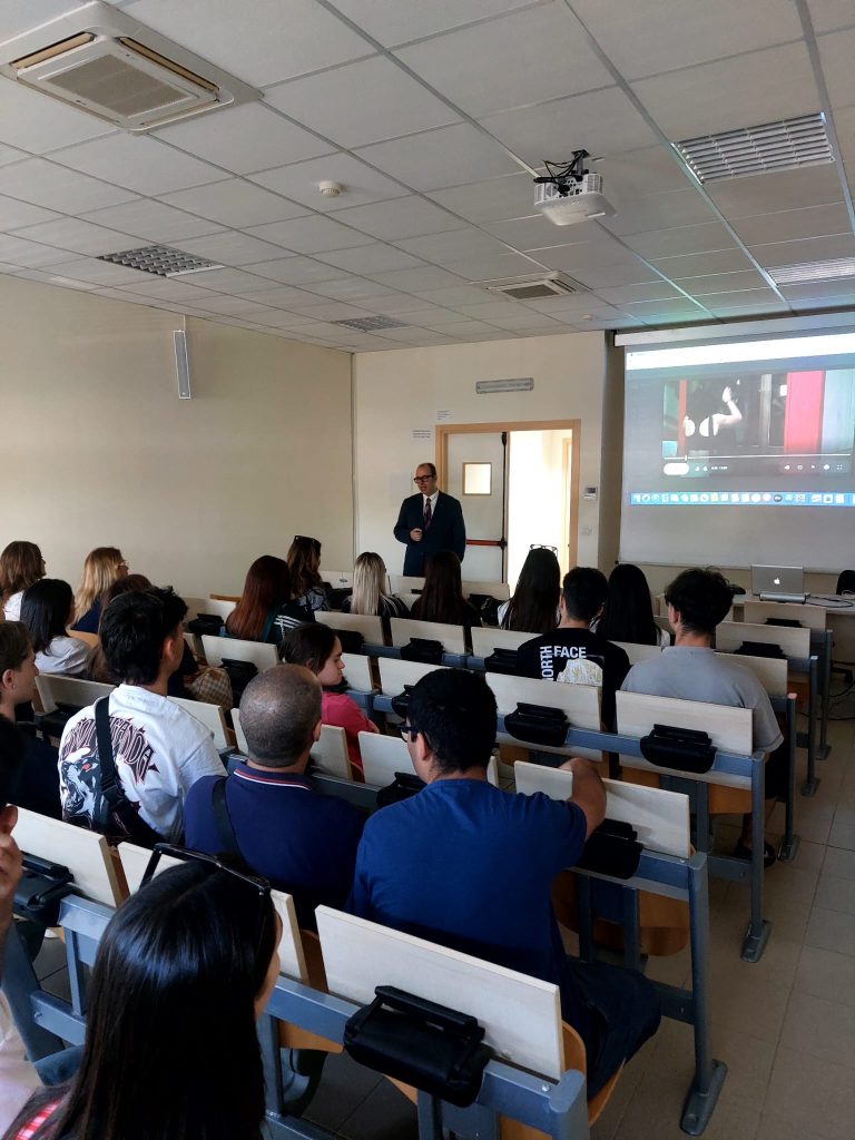 A lezione di cinema e di tecniche audiovisive grazie a “Corti di Genere 2026”:  le scuole vincitrici premiate con la masterclass nei laboratori di UniSalento