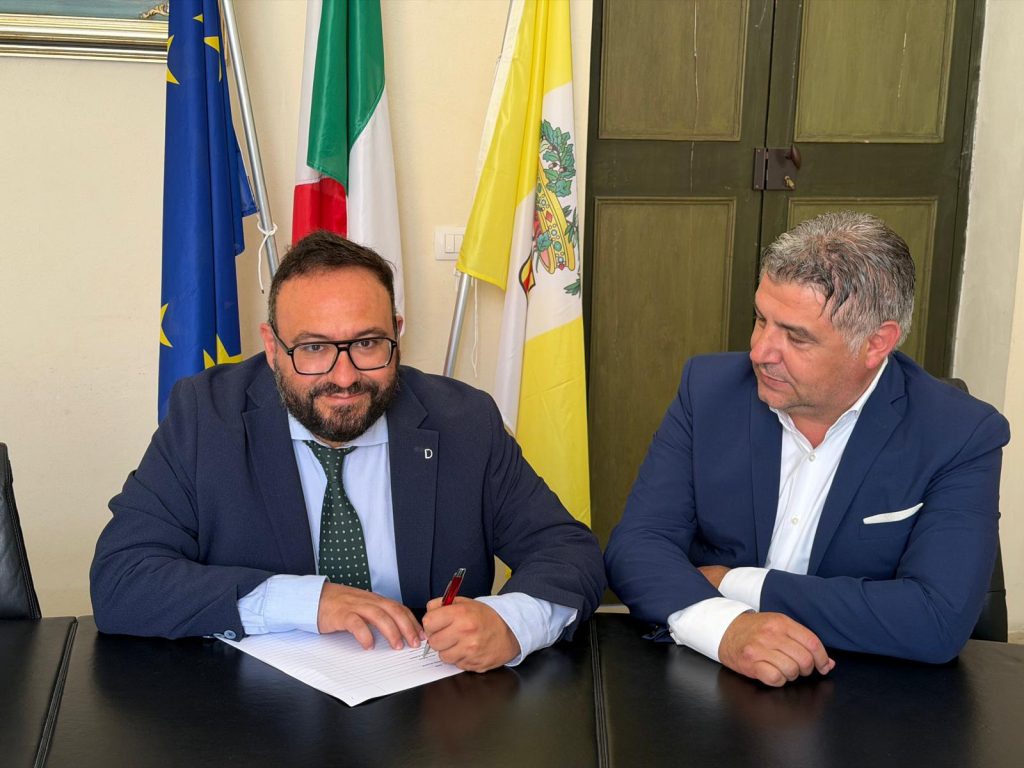 Immobile scolastico di via Dante ad Alezio: la Provincia cede al Comune la gestione dell’auditorium. Oggi a Palazzo Adorno la sottoscrizione della convenzione