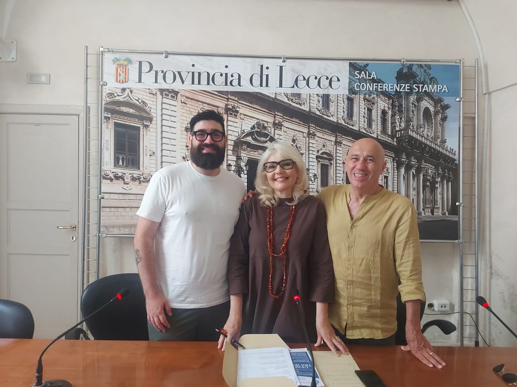 Cinque appuntamenti di storie e risate nel cuore della Grecìa salentina: ecco “Jelùme”, la rassegna teatrale di Sternatia presentata a Palazzo Adorno