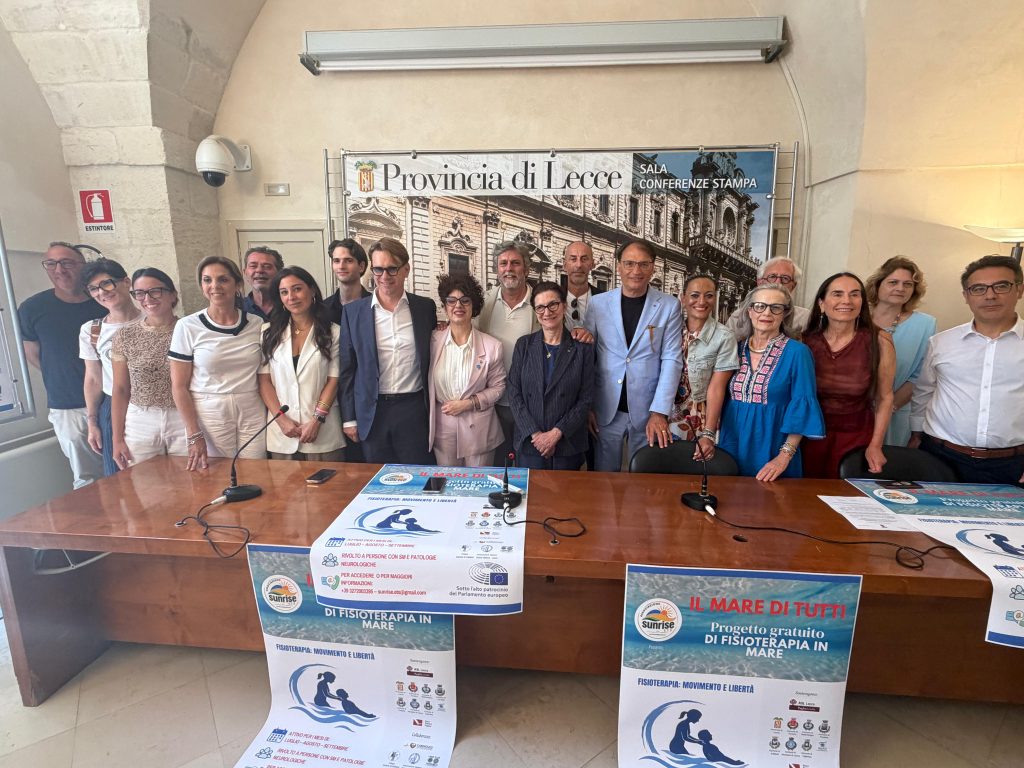 “Il mare di tutti”, nona edizione: ripartono le attività di fisioterapia in mare per chi ha patologie neurologiche. La novità: si approda sulle spiagge libere del Salento