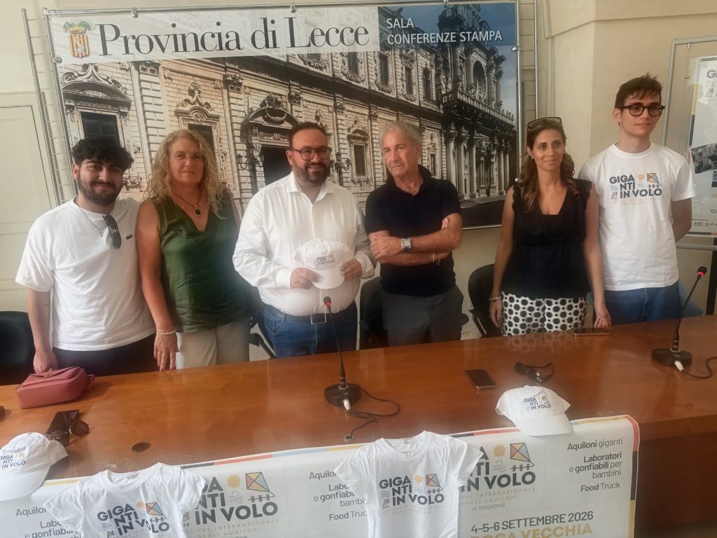 Tra il cielo e il mare di Roca ecco i “Giganti in volo”: presentato in Provincia il Festival internazionale degli aquiloni 2026