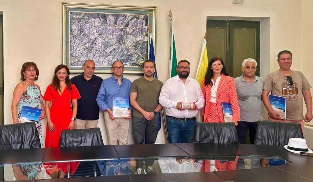 Taste Without Borders parte per la Grecia: l’AICM porta i giovani del Salento a Syros per costruire nuovi ponti nel Mediterraneo