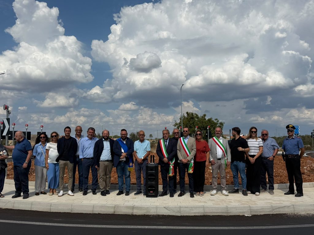 Alessano, inaugurata oggi una nuova rotatoria. Tarantino: “Un’opera che risolve una criticità e migliora la sicurezza. Con questo criterio proseguiranno gli investimenti sulla viabilità provinciale”