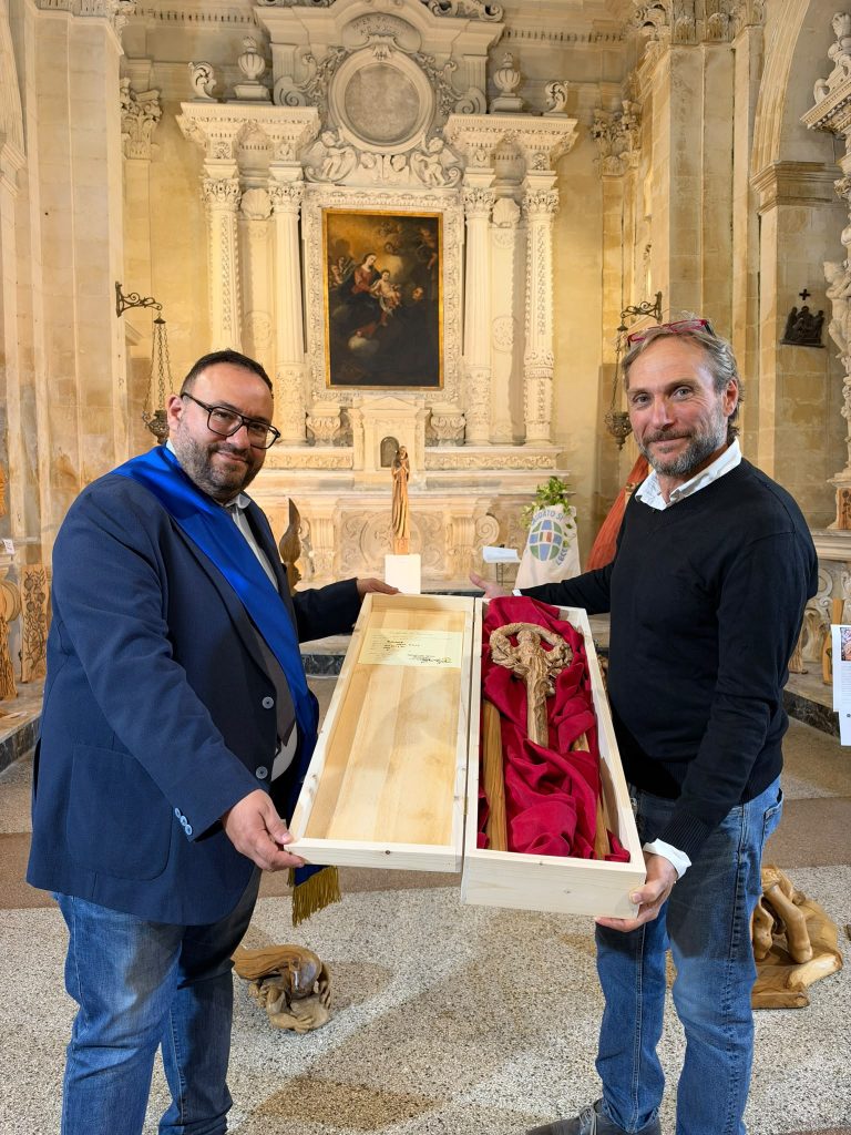 Dal Salento ad Assisi sulle orme di San Francesco: il presidente della Provincia dona alla basilica un pastorale d’ulivo, simbolo di rinascita e dell’unione delle due comunità